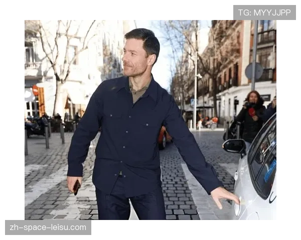 退役名宿哈维·阿隆索撰文：现代后腰在由守转攻中的第一脚纵深传球艺术